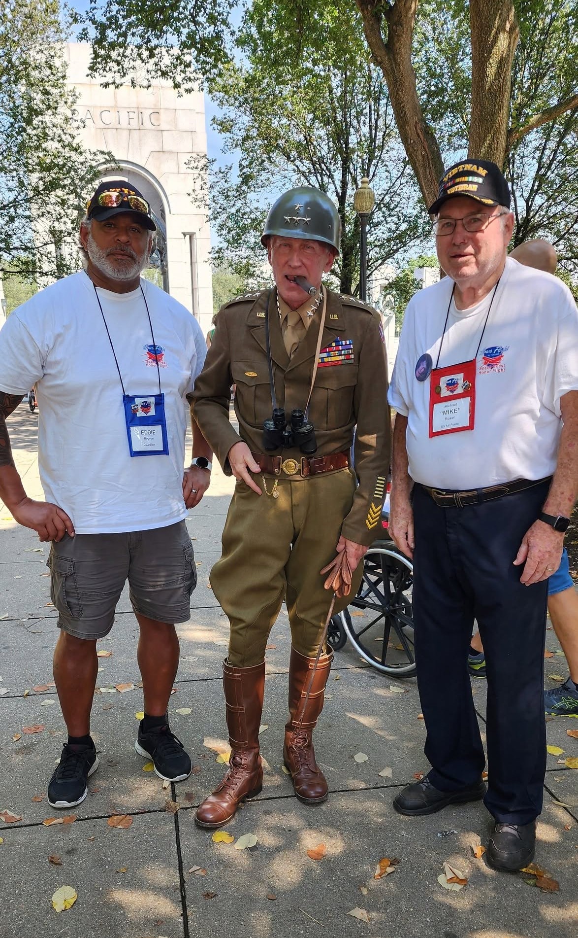 Eddie Negrón with a fellow veteran